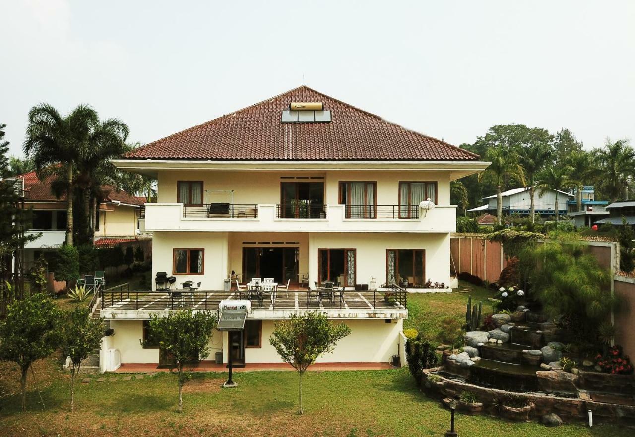 Puri Bernadi Guest House Lembang Kültér fotó