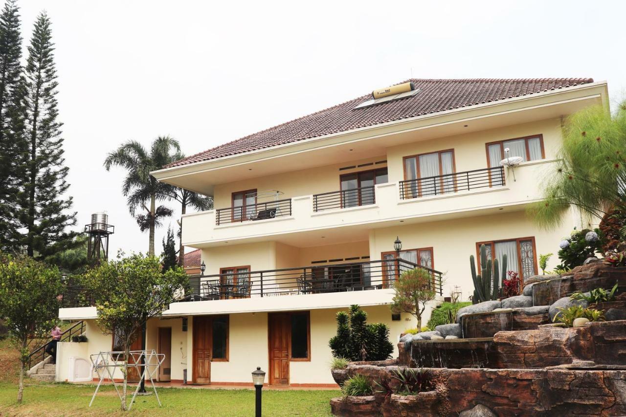 Puri Bernadi Guest House Lembang Kültér fotó