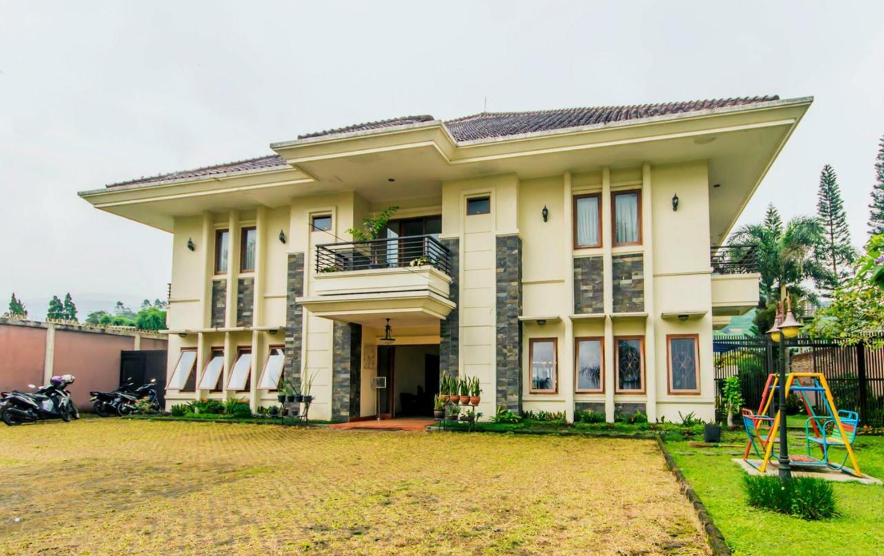 Puri Bernadi Guest House Lembang Kültér fotó