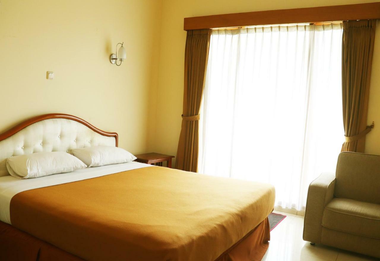 Puri Bernadi Guest House Lembang Kültér fotó
