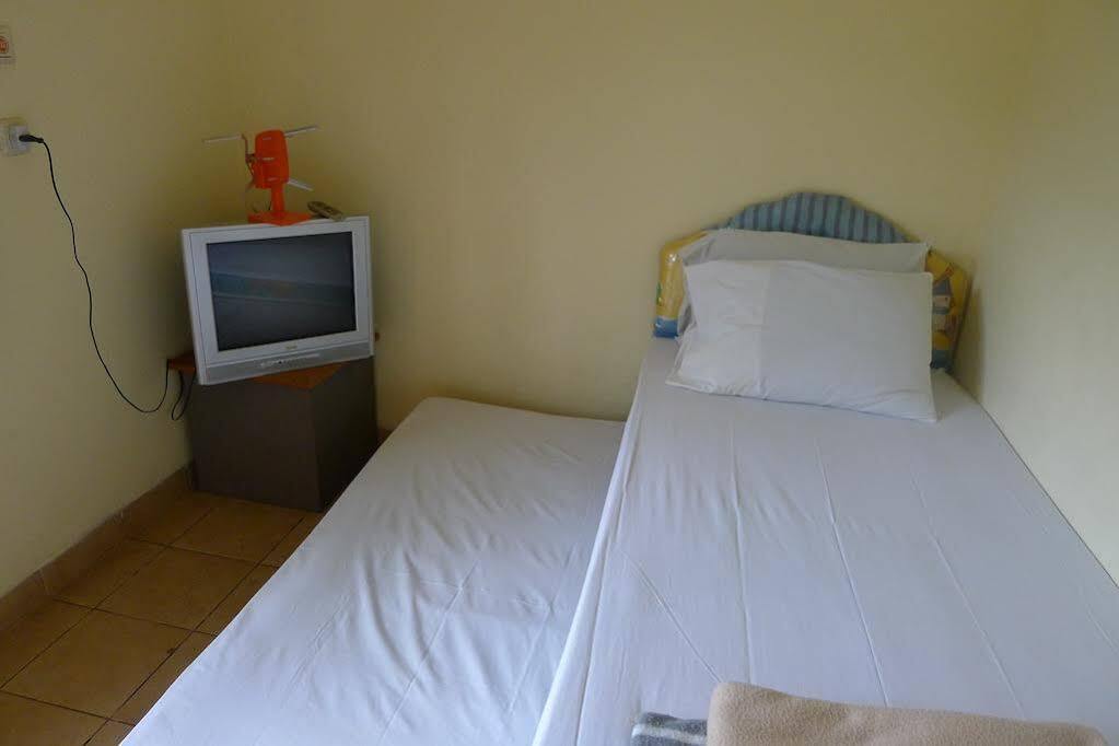 Puri Bernadi Guest House Lembang Kültér fotó